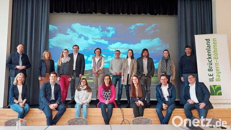 Die Umsetzungsbegleiter der ILE-Arbeitsgemeinschaften in der Oberpfalz fassten bei ihrem Treffen in Oberviechtach das Thema „touristische Entwicklung“ ins Auge. Bild: Daniela Wehner/exb