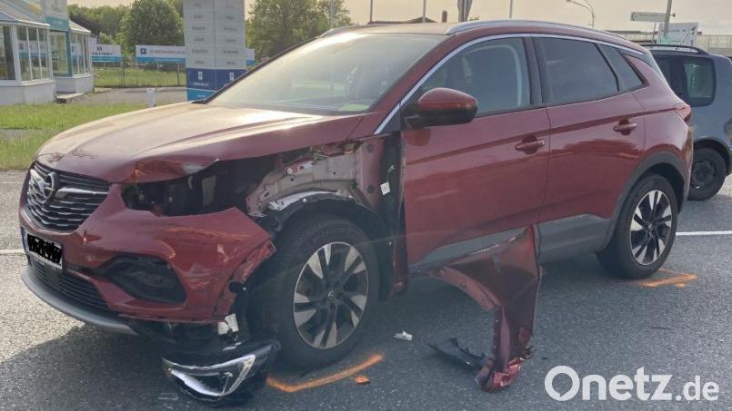 Bei einem Unfall hat ein Opelfahrer einen Motorradfahrer frontal erfasst. Der Schaden beläuft sich auf 20.000 Euro. Bild: PI NEW