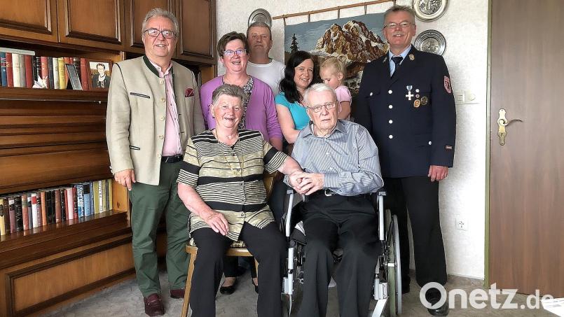 Freude über viele Glückwünsche: Im Bild hinten von links Bürgermeister Toni Dutz, Tochter Doris Gurdan, Sebastian Maschauer, Enkelin Nadine Lehner, Urenkelin Melina Ponitz und Helmut Oppl; vorne von links Elfriede Gurdan und Jubilar Michael Gurdan. Bild: wro