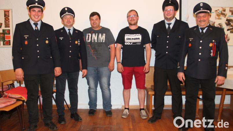Daniel Lehner und Thomas Loy (Mitte, von links) verstärken die Feuerwehr Burkhardsrieth. Bild: pi