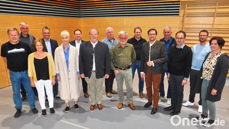 Dieter Kottwitz (Siebter von rechts) bleibt Vorsitzender und Wanderwart der 862 Mitglieder zählenden Ortsgruppe des Fichtelgebirgsvereins. Bild: hai