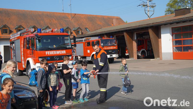 Das macht Spaß: Zielspritzen mit dem Feuerwehrschlauch Bild: wel