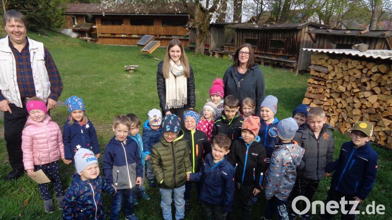 Die „Seebären“ durften Imker Martin Fischer und seine Bienen besuchen. Bild: Kinderhaus Dorfpiraten/exb