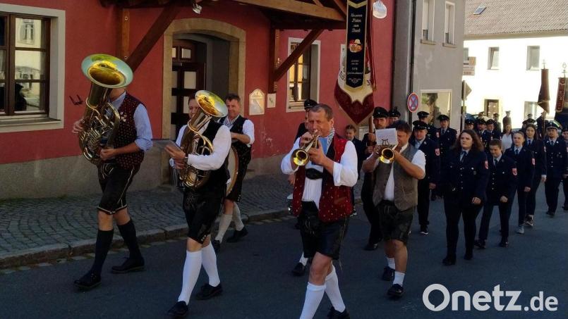Die Musikanten der Gruppe „Bayrisch Blech“ führten den Kirchenzug anlässlich des Florianstages an. Bild: rfi