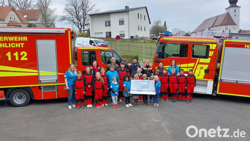 (hinten, von links): Kinderfeuerwehr-Leiterin Bettina Geier, KGS-Kassier Sabine Kredler, KGS-Vorsitzender Andreas Kredler, KGS-Vize Stefan Stubenvoll, Feuerwehr-Jugendwart Anton Wiesnet, KGS-Beisitzerin Kristina Stümpfl und Kinderfeuerwehr-Leiterin Lena Lautner. Bild: sak