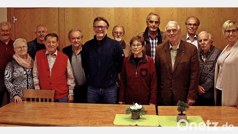 Der neu gewählte Vorstand des Fördervereins für Denkmalschutz in Weiden mit erstem Vorsitzenden Helmut Ruhland (Vierter von rechts). Bild: R. Kreuzer