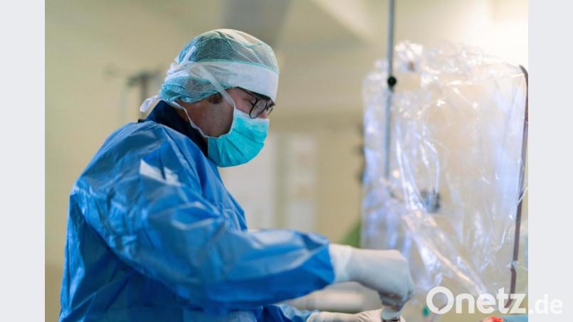 Prof. Dr. Robert Schwinger, Chefarzt der Medizinischen Klinik II setzt am Klinikum Weiden einen Herzkatheder. Bild: Kliniken Nordoberpfalz/exb
