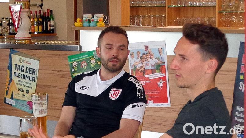 Sebastian Blödt (links), Koordinator der Jahn-Kinderwelt, moderierte den Abend mit Jahn-Spieler Konrad Faber (rechts). Bild: gau