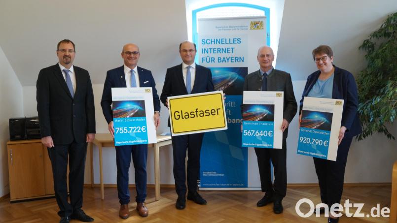 Bürgermeisterin Anita Forster und ihre Amtskollegen Walter Schauer und Maximilian Beer erhielten von Minister Albert Füracker (Mitte) die Förderbescheide für gigabitfähigen Breitbandausbau. Links im Bild Bernd Geisler, Referatsleiter für digitale Erschließung. Bild: wel