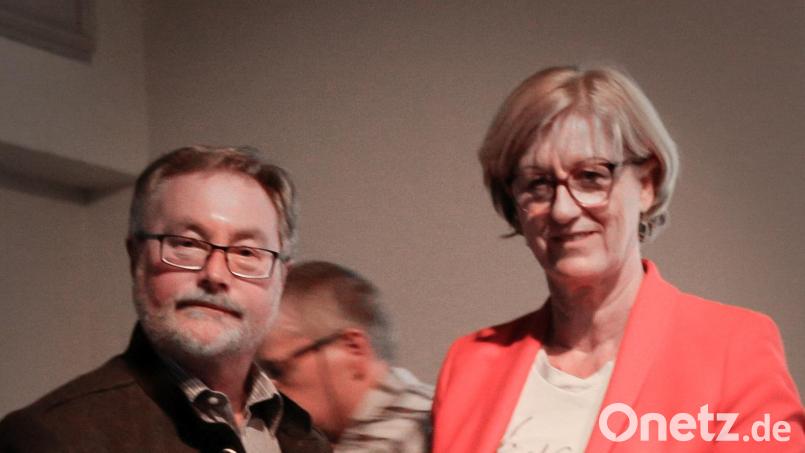 Fotograf Herbert Hanauer, Leiter der BSW-Fotogruppe Weiden, sicherte sich beim bundesweiten Fotowettbewerb der Stiftung Bahn-Sozialwerk (BSW) eine Goldmedaille und eine Urkunde. Bild: Helmut Luckhardt/exb
