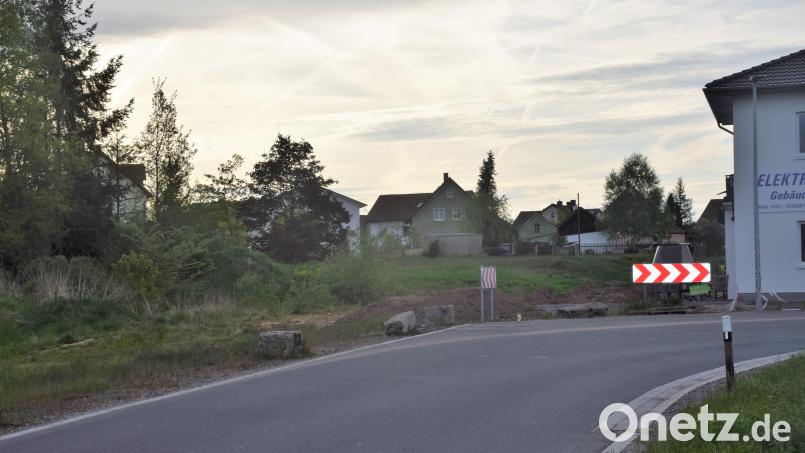 Links neben und vor der Bebauung wird das neue Senioren- und Pflegeheim entstehen. Der Gemeinderat stellt über die Bauleitplanung die Weichen dafür.. Bild: fz