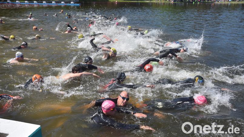 Beim Start im Badeweiher ging&#039;s schon mal eng und hektisch zu: Das Schätzlerbad war einmal Austragungsort des Weidener Triathlons. Bild: fz