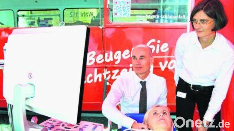 Auf dem Marktplatz in Amberg informieren Dr. Frank Huber (links) und Dr. Michaela Nagel (rechts) aus dem Klinikum über Ursachen, Prävention und Folgen von Herz-Kreislauf-Erkrankungen. Bild: Wolfgang Steinbacher