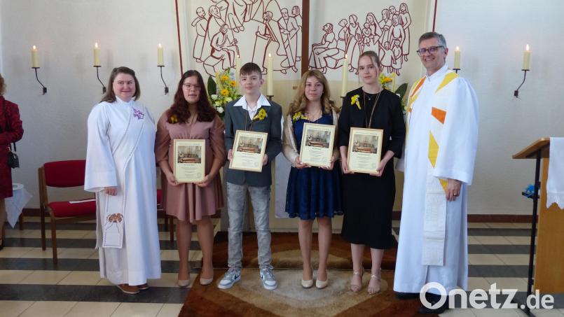 Diakonin Vivian Bayer-Trentini (links) und Pfarrer Marica Trentini (rechts) gestalten den Gottesdienst zur Konfirmation der vier Jugendlichen. Bild: hme