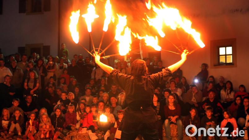 Zum mittelalterlichen Lager gehören Gaukler und Menschen, die kunstvoll mit Feuer umgehen können. Auch sie werden in Wolfring zu sehen sein. Bild: Archivbild Götz