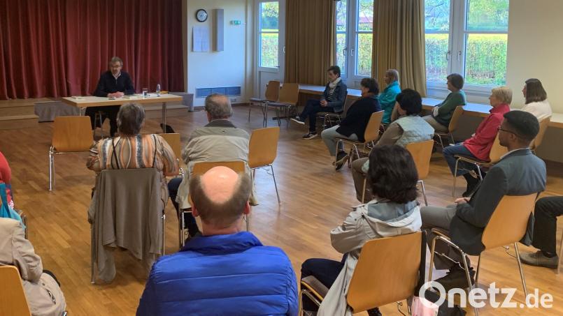 Pfarrer Martin Besold aus Erbendorf hielt einen Vortrag bei der KAB. Der Geistliche ist vielen in der Gemeinde bekannt, da seine Schwester in Ahornberg lebt. Bild: mez