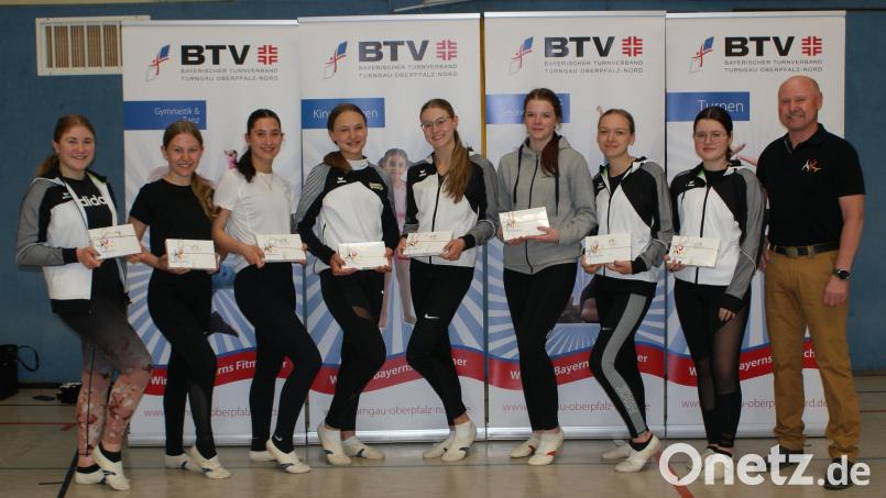 Die neue Übungsleiterassistentinnen mit TG-Chef Wolfgang Rahm (von links): Sarah Bauer, Amelie Heyd, Lucy Frötschl, Anni Kraus, Julia Burkhard, Vanessa Riedl, Neele Lösch, Jasmin Waidhas und Wolfgang Rahm Bild: Turngemeinschaft Tirschenreuth/exb