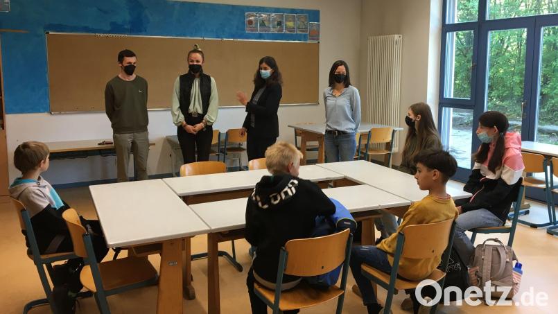 Begrüßung der Schulkinder aus der Ukraine mit (von links) Christopher Schwepfinger, Dolmetscherin Natalia Fischer, Schulleiterin Heidrun Leitz und Pamela Stich. Bild: gri