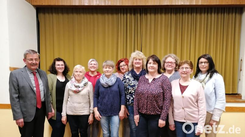 Der Katholische Frauenbund Hausen wählt einen neuen Vorstand (von links): Pfarrer Klaus Birnthaler, Josefa Rauch, Annemarie Stiegler, Sandra Lenk, Carola Peichl, Andrea Müller, Christine Tischner, Petra Retzer, Evi Hauer, Margaretha Schötz und Michaela Hirsch. Bild: snn