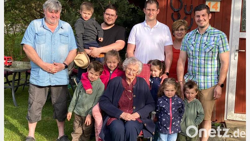 Waltraud Ritter (sitzend) mit den Urenkeln Noah (vorne, von links), Emma, Paulina, Martha und Valentin sowie Sohn Richard, Enkel Fabian mit Urenkel Luca auf dem Arm, Enkel Benjamin, Schwiegertochter Irene und Enkel Dominik. Bild: öt