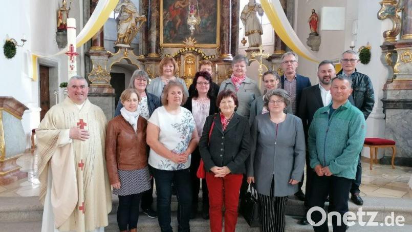 Pfarrer Alfons Kaufmann bedankte sich bei den ausgeschiedenen Pfarrgemeinderäten (vorne von rechts) Manfred Ebnet, Rita Flierl, Zenzi Bauer, Ines Baumer und Maria Ahlemeyer. Bild: Andrea Fleischer/exb