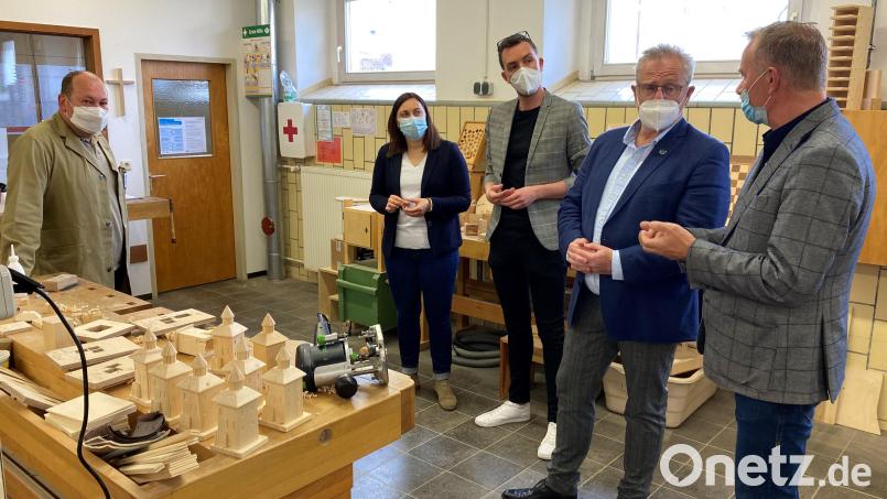 Einrichtungsleiter Otto Storbeck, Oberbürgermeister Andreas Feller, Touristiker Johannes Lohrer, Bereichsleitung Nicole Kirchner und Werkstattmeister Armin Ratsch (von rechts) informierten sich über den Herstellungsprozess der Spieluhren. Bild: Maria Schuierer
