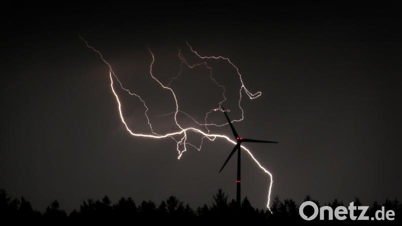 In der nördlichen Oberpfalz kann es am Montagabend zu schweren Gewittern kommen. Bild: Karl-Josef Hildenbrand/dpa