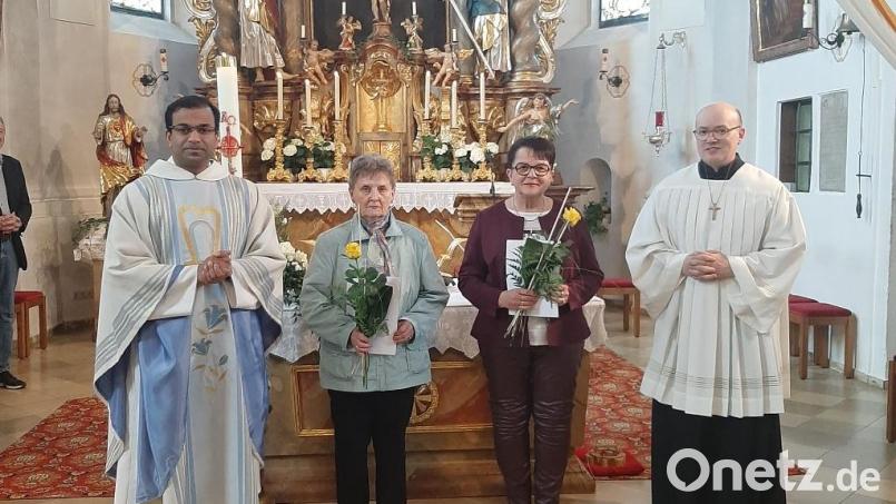Pfarrer Pater Anish George (links) und Kirchenpfleger Stefan Kausler verabschiedeten Christa Schiener und Marita Kuchenreuther (Zweite und Dritte von links) aus dem Pfarrgemeinderat. Bild: soj