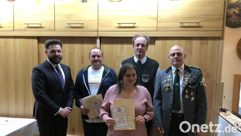 Bürgermeister Sebastian Dippold gratuliert Markus Hanecker (40 Jahre Verein, BSSB und DSB), Ramona Hoffmann (10 Jahre Verein und BSSB) und Wolfgang Huber (40 Jahre Verein, BSSB und DSB) zu ihrer Vereinstreue, ebenso Schützenmeister Norbert Schwarz (von links). Bild: adj