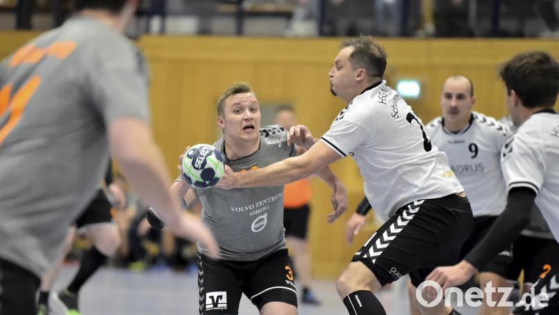 David Zilak (am Ball) war mit zehn Treffern bester Werfer der HG Amberg. Archivbild: Hubert Ziegler