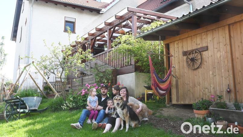 Für Tanja Steger (rechts) hat sich ein Kindheitstraum erfüllt. Sie lebt mit Ehemann Karl, den drei Kindern Marlene, Moritz und Maximilian sowie den Hunden Gretl und Resi im fast 120 Jahre alten Bauernhaus ihrer Ur-Großeltern in Lennesrieth. Bild: Gabi Schönberger