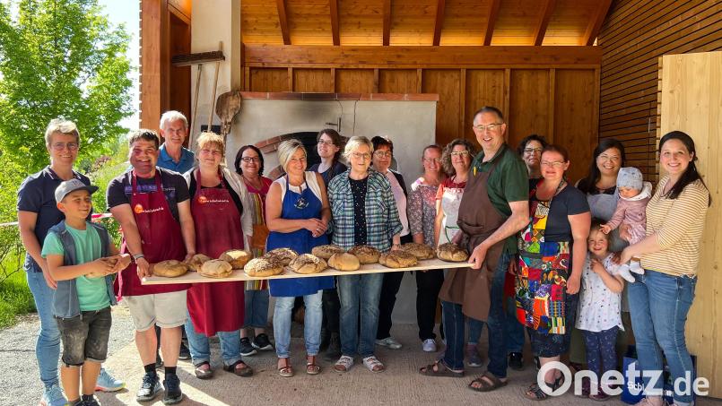 Viele leckere Brote stellten die Teilnehmer am Brotbackkurs her. Glücklich über den harmonischen Verlauf zeigten sich Organisator Andreas Heinz (Dritter von links) und Kräuterpädagogin Angela Marmor (Fünfte von links). Bild: nza