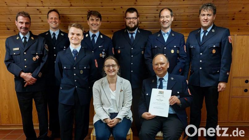 Der Vorstand der Freiwilligen Feuerwehr Neunkirchen stellt sich neu auf. Neuer Vorsitzender ist Gerd Miederer (hinten, rechts). Der bisherige Vorsitzende Peter Rodler (sitzend, rechts) war nach 13 Jahren zurückgetreten. Bild: R. Kreuzer