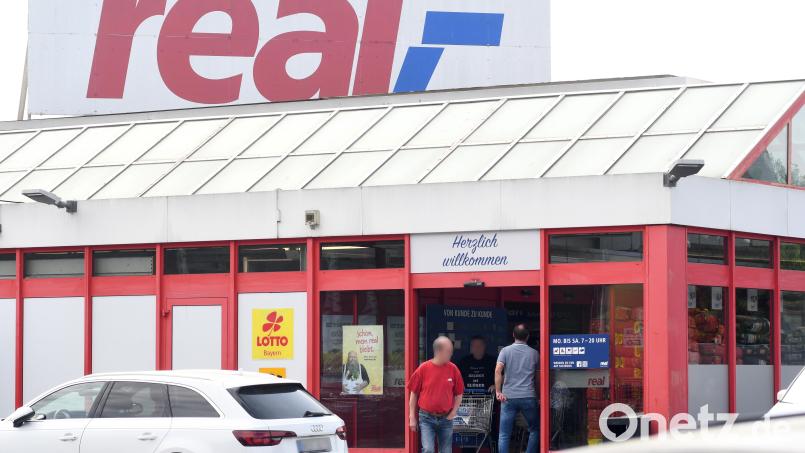 Rot und Blau sind bislang die Hausfarben der Real-Märkte, wie hier in Weiden in der Neustädter Straße. Ab 1. Juli wechselt das neue Corporate Design zu Orange. Bild: Gabi Schönberger
