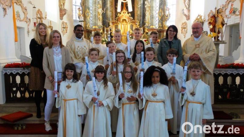 Die Pullenreuther Kommunionkinder mit Eva Übelmesser, Juliane Hecht und Pfarrer Julius (von links) sowie Diakon Harald Schraml (von rechts) und Margit Lorenz. Bild: twg