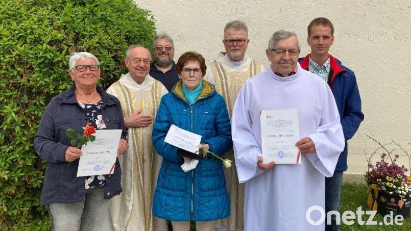 Verabschiedung der ausgeschiedenen Pfarrgemeinderatsmitglieder (von links): Anita Gräß, Stadtpfarrer Ludwig Gradl, Pfarrgemeinderatssprecher Carsten-Armin Jakimowicz, Monika Stark, Pfarrer Maciej Kolanowski, Walter Sollik und Thomas Holzner. Bild: Nilklas Giedl/exb