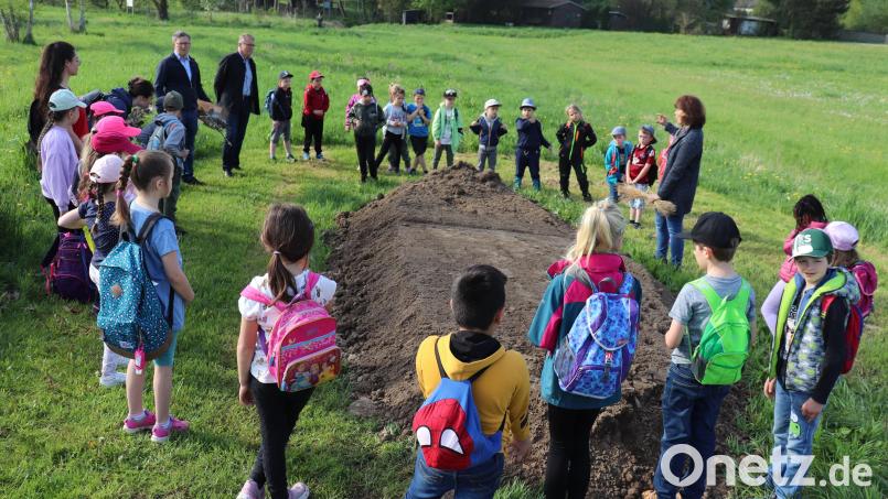 Bei der Aussaataktion des Museumsquartiers verfolgen die Kinder und ihre Begleiterinnen aufmerksam die Ausführungen von Erika Rahm (hinten rechts). Mit dabei waren auch Bürgermeister Franz Stahl (hinten rechts) und Hans Enslein (hinten links). . Bild: Stadt Tirschenreuth/exb