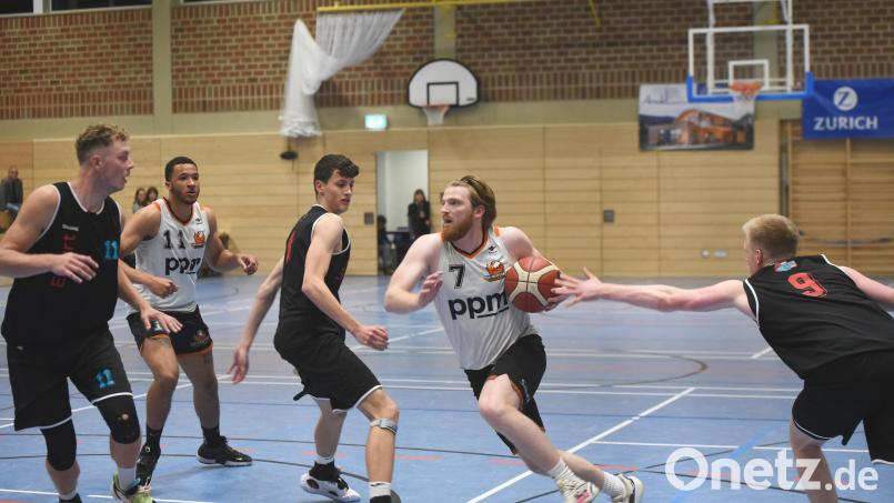 Der explosive Antritt von Sebastian Fritsch (am Ball) wird der Neustädter Offensive gegen den USC Leipzig am Samstag wohl fehlen. Der erkrankte Small Forward wurde zuletzt auch gegen Bayreuth merklich vermisst. Bild: Tobias Schwarzmeier