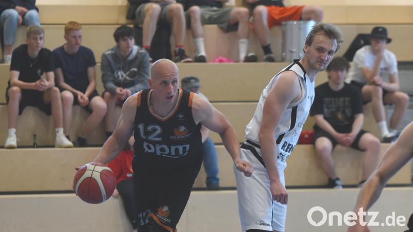 Ausgespielt: Da kann der Gegenspieler nur hinterherschauen. In seinem Abschiedsspiel zeigt Ondřej Štych (am Ball) noch einmal seine Zweikampfstärke. Bild: Tobias Schwarzmeier