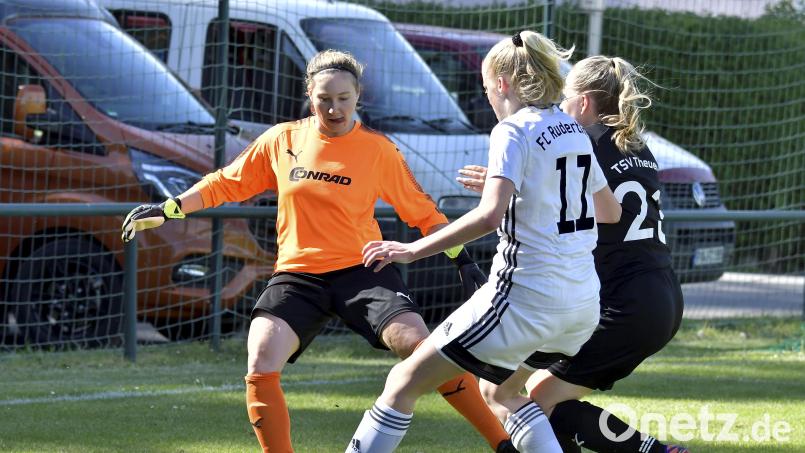 Torhüterin Alexandra Maul (links) vom TSV Theuern klärt gerade noch vor Lisa Käser (Mitte) vom FC Ruderting, Lena Kattner (rechts) versucht, ihre Gegenspielerin abzudrängen. Bild: Hubert Ziegler