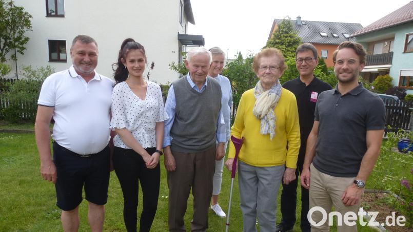 Zum 90.Geburtstag von Eduard Schreglmann (Mitte) gratulierten auch amtierender Bürgermeister Severin Hirmer und KAB-Vorsitzender Martin Eheim (von rechts) Bild: bk