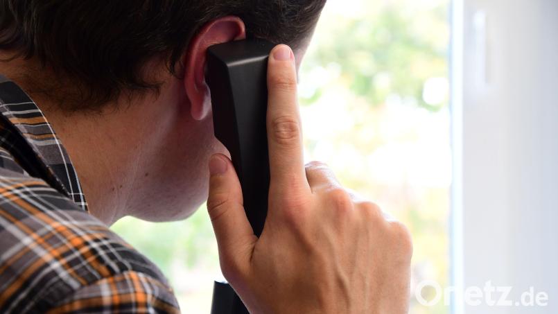 Bild: Hartl 
Im Telefongespräch Symbolbild: Petra Hartl