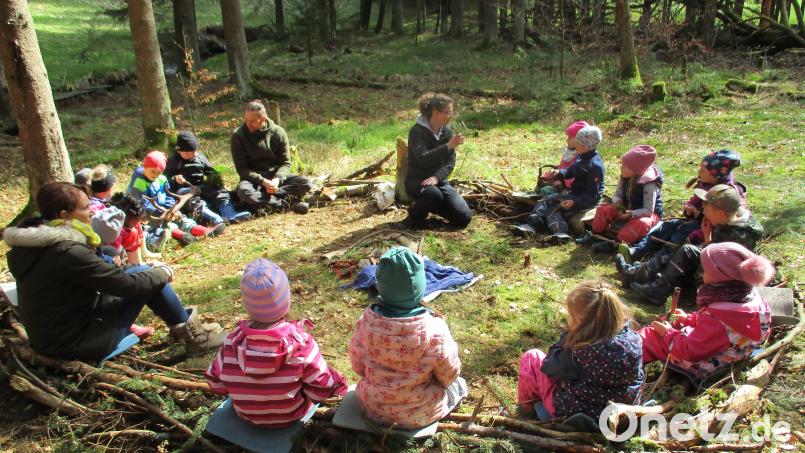 Versammlung mitten im Wald. Forstamtmann Sebastian Höllerer vermittelt Wissenswertes. Bild: le