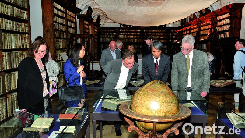Großes Interesse umkreist den Globus des weltweiten Jesuiten-Netzwerkes. Die ausgestellten Bücher überliefern Irrtümer und Geschichten von Japan bis in die Oberpfalz. Bild: Daniel Richter