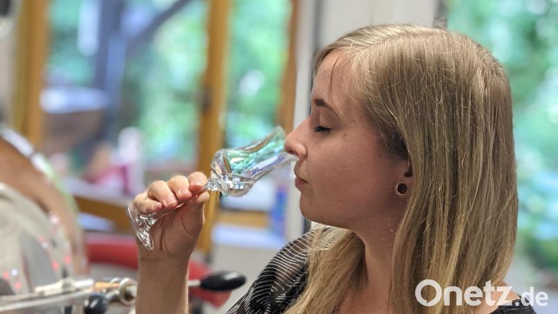 Studentin Sophia Fischer hat einen eigenen Gin kreiert und gebrannt, der sich "Lambda 0,9" nennt, ein Begriff aus der Motorsportszene. Bild: Graf/exb