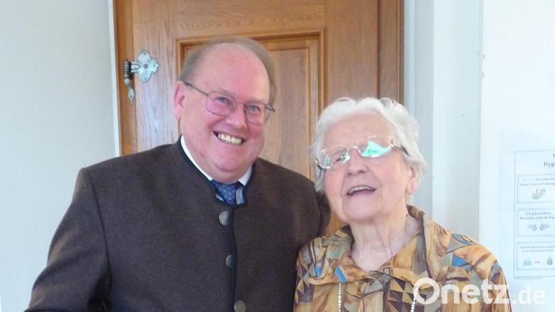 Zweiter Bürgermeister Johann Vornlocher gratuliert der gut gelaunten Therese Beer zum 90. Geburtstag mit einem Geschenkkorb. Bild: wec
