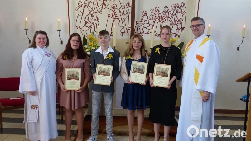 Vivian Bayer-Trentini (links), die Konfirmanden und Pfarrer Marcia Trentini nach dem Festgottesdienst anlässlich der Konfirmation in Weiherhammer Bild: hme