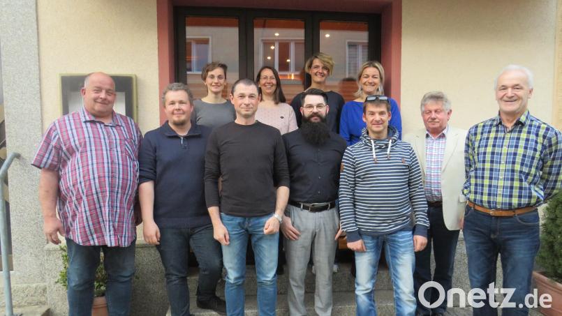 Die neue Vorstandschaft um Vorsitzenden Martin Konz (vorne, 3. von links). Dirigent Nobert Zimmermann (rechts) darf sich über die Ehrennadel in Gold freuen. Bild: Stadtkapelle Windischeschenbach/exb