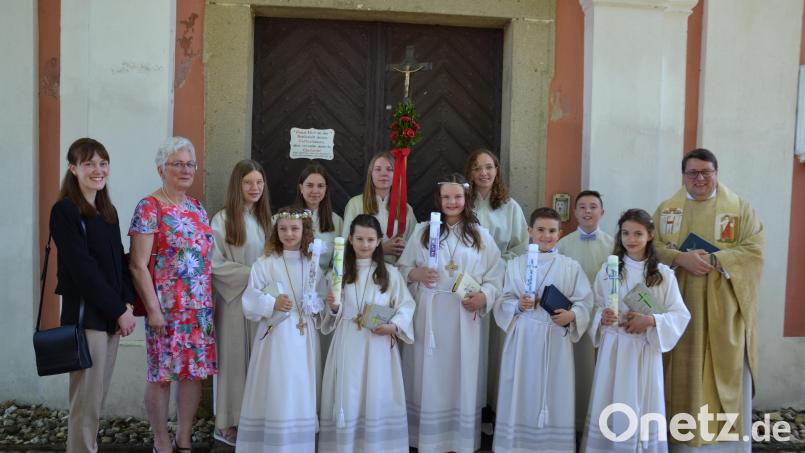 Erstkommunion wurde am Sonntag in der Wieskirche mit Pfarrer Udo Klösel gefeiert. Dazu gratulierten auch ihre Lehrerin Miriam Höcherl und Rektorin Ulrike Uhlemann (von links). Bild: gi