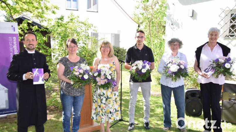 Die Autoren der Chronik über die evangelische Kirchengemeinde Hirschau (von links): Pfarrer Stefan Fischer, Margot Biegler, Pfarrerin Heidi Kurz, Felix Riemer, Evi Gerlach und Ingrid Schlosser. Bild: wku